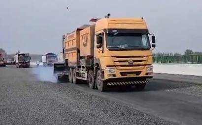 A brief analysis on the new road construction equipment fiber synchronous gravel sealing truck